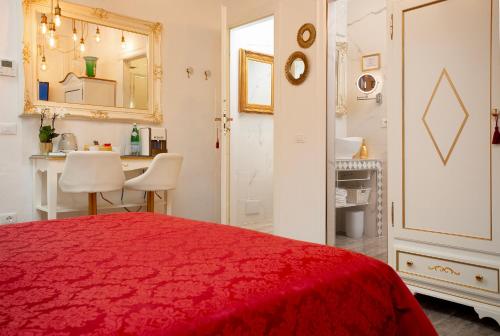 威尼斯CàPatron的一间带红色床的卧室和一间浴室