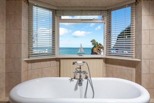 托基Cary Arms & Spa的带浴缸的浴室,享有海景。