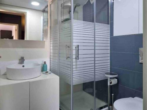AfqāModern 2BR Duplex的一间带玻璃淋浴和水槽的浴室