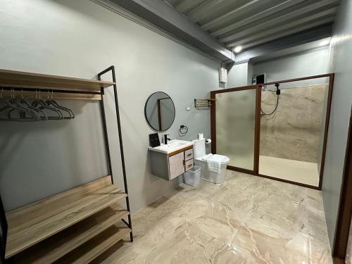 圣胡安Lawson’s Beach Resort的一间带卫生间、水槽和镜子的浴室