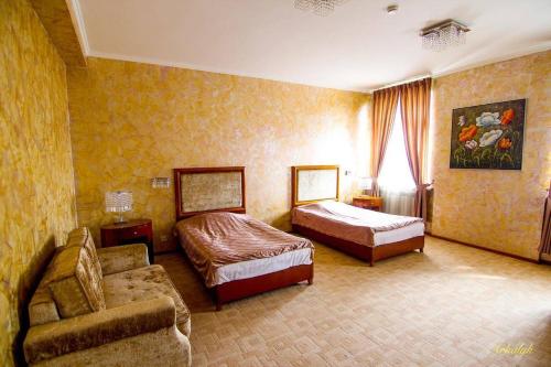 Arqalyqгостиница Аркалык的酒店客房,设有两张床和一张沙发