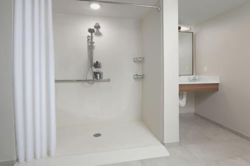 波茨敦Fairfield Inn & Suites by Marriott Pottstown Limerick的带淋浴和盥洗盆的白色浴室