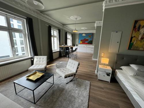 汉堡Art Apartments的客厅配有床和桌子