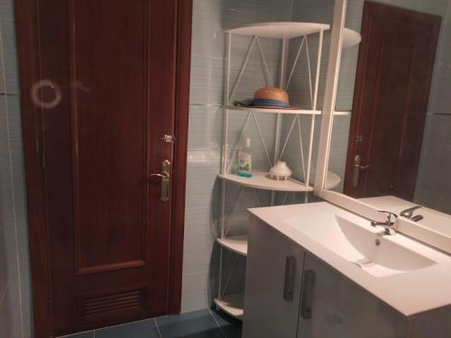 米耶雷斯Hostal的一间带水槽和镜子的浴室