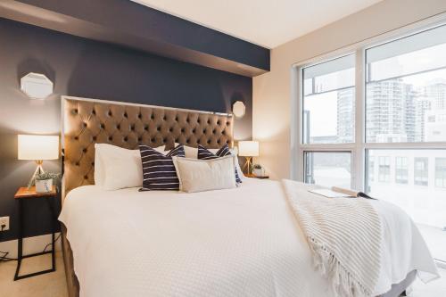 多伦多Jarvis Inn的一间卧室设有一张大床和一个大窗户