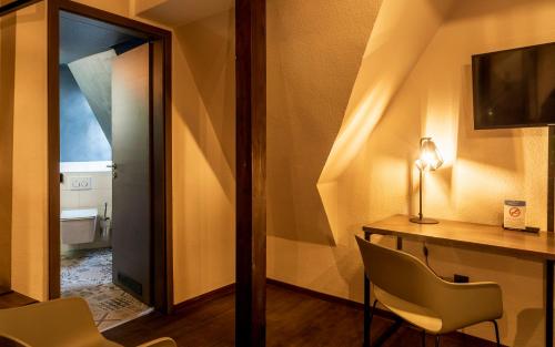 美因河畔法兰克福Trip Inn Hotel Sachsenhausen的客房设有桌子、椅子和镜子