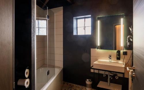 美因河畔法兰克福Trip Inn Hotel Sachsenhausen的浴室配有盥洗盆、镜子和浴缸