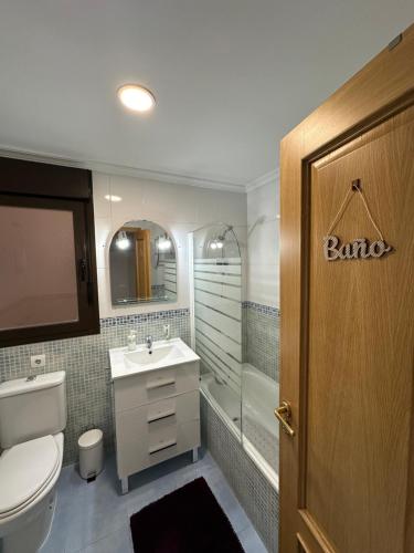 塞塞尼亚El encanto de Seseña的浴室配有卫生间、盥洗盆和淋浴。