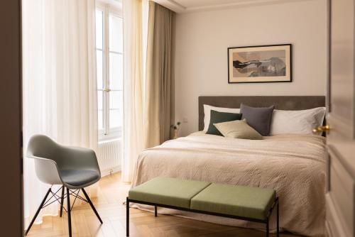 日内瓦The Hamlet的卧室配有床、椅子和窗户。