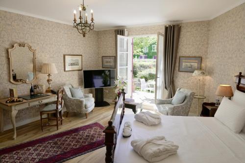 格雷西勒玛努阿格雷西酒店的一间卧室设有一张床和一间客厅。