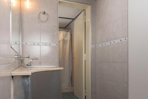 圣胡安Hotel San Francisco的浴室配有盥洗盆和带镜子的淋浴