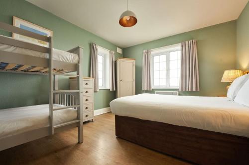 波尔泽斯Oystercatcher Apartments的一间带两张双层床的卧室和两个窗户