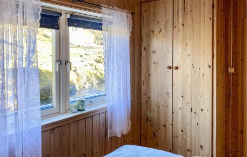 Sogndalsstrand1 Bedroom Stunning Apartment In Hauge I Dalane的卧室设有窗户、白色窗帘和一张床