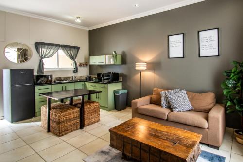 LangstrandLong Beach Selfcatering Namibia的客厅配有沙发和桌子