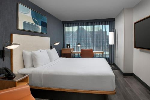 华盛顿金普顿图普酒店的酒店客房,配有床和电视