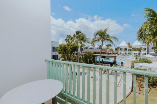 棕榈滩The Mill Resort and Suites的从度假村的阳台上可欣赏到游泳池的景色