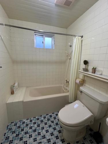 Furugenライフタイムハウス55的带浴缸、卫生间和盥洗盆的浴室