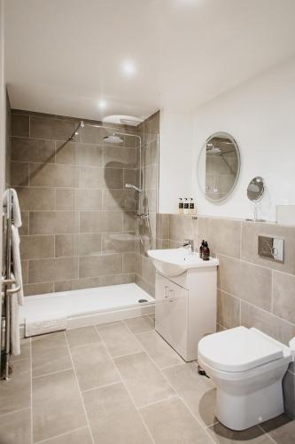 纽堡Udny Arms Hotel的浴室配有卫生间、淋浴和盥洗盆。