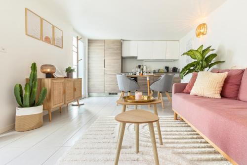 滨湖埃斯塔瓦耶Retraite Bohème - Projecteur, Netflix, Lac Proche的一间带粉色沙发的客厅和一间厨房