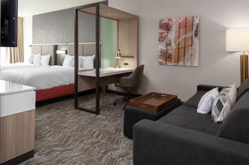 格林伍德村SpringHill Suites by Marriott Denver Tech Center的酒店客房,配有床和沙发