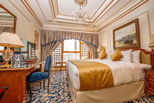 麦地那达尔塔夸酒店的配有一张床和一张书桌的酒店客房