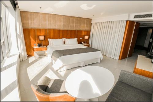 里约热内卢HOTEL NACIONAL BLOCO 01 1512/013的大型酒店客房,配有床和沙发