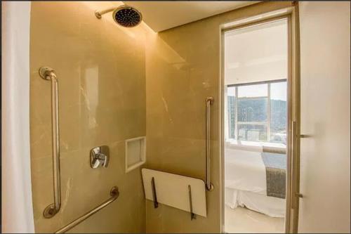 里约热内卢HOTEL NACIONAL BLOCO 01 1512/013的带淋浴的浴室和玻璃门