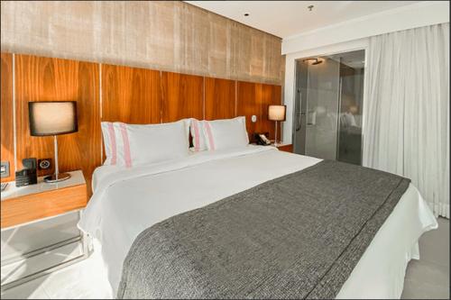 里约热内卢HOTEL NACIONAL BLOCO 01 1512/013的卧室配有一张白色大床