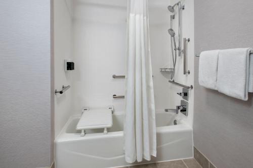 安纳波利斯安纳波利斯万怡酒店的白色的浴室设有浴缸和淋浴。