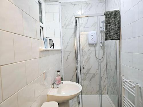 布里真德Modern & Cosy 1 bedroom flat的白色的浴室设有水槽和淋浴。