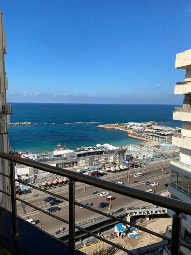 亚历山大Tyvally Dom apartment sea view للعائلات فقط的享有停车场和大海的景致。