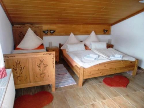 米森-维尔哈姆斯FeWo TONI im AKTIV Landhaus的卧室配有两张床,地板上是红色的心脏