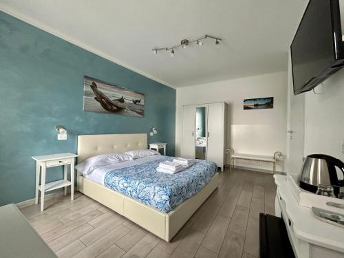 费扎诺Fezzano / Portovenere Stilish double rooms with sea view, balcony or small courtyard的一间卧室设有一张床和蓝色的墙壁