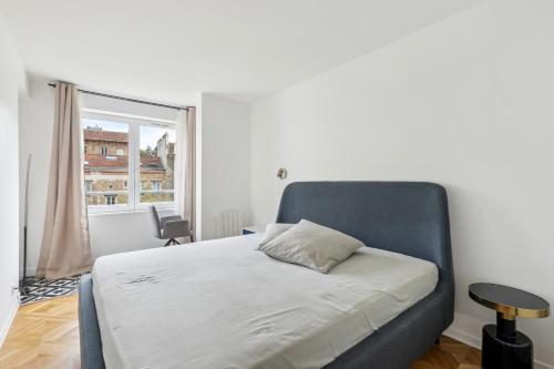 塞夫尔Appartement elegant- Parc Saint Cloud的一间卧室设有一张床和一个窗口