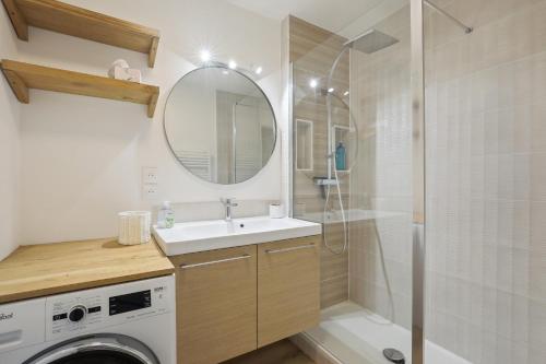 塞夫尔Appartement elegant- Parc Saint Cloud的一间带水槽和洗衣机的浴室
