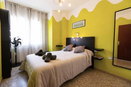 巴塞罗那David's House的一间卧室设有一张黄色墙壁的大床