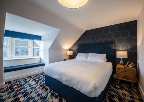 纽堡Udny Arms Hotel的一间卧室设有一张大床和一个窗户。