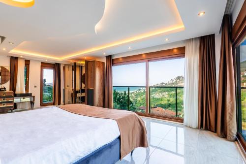 阿拉尼亚Alanya Luxury Villas的一间卧室设有一张大床和大窗户