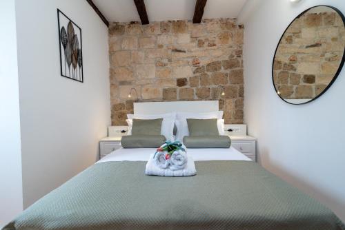 特罗吉尔Manero的一间卧室设有一张床和石墙
