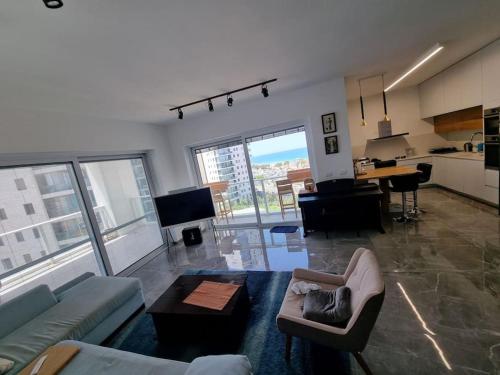 哈德拉Beach front luxury apartment - managed building的客厅配有沙发和桌子