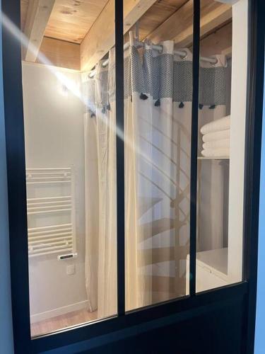 克勒兹河畔阿尔让通Appartement neuf, centre-ville的浴室内装有窗户的玻璃柜
