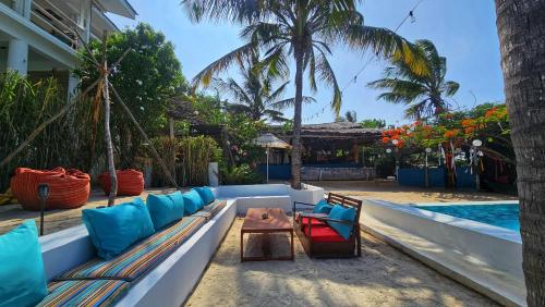 MfumbwiMasai Mara Zanzibar - Boutique Hotel的游泳池旁的沙发