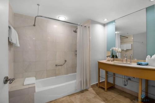阿文图纳New Sunny Isles Retreat: Oceanview Comfort的带浴缸、水槽和淋浴的浴室