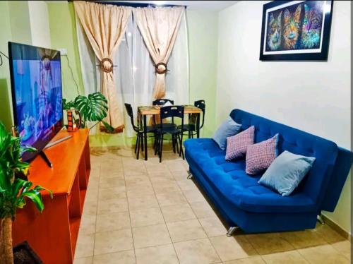 伊皮亚莱斯Torres de la Alborada的客厅配有蓝色的沙发和桌子