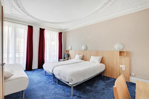 巴黎阿尔通纳酒店的酒店客房,设有两张床和红色窗帘
