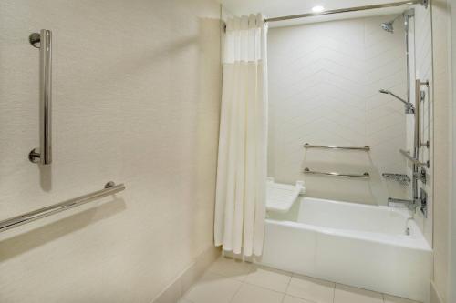 班戈费尔菲尔德客栈班戈万豪酒店 的带浴缸、卫生间和淋浴的浴室。