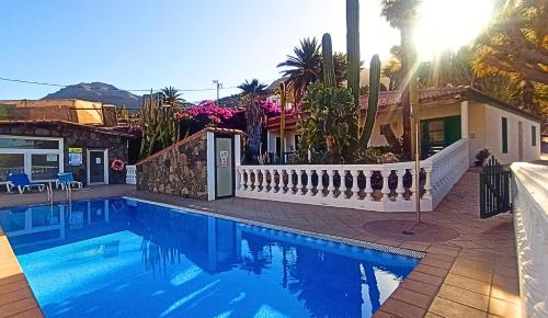 圣尼科拉斯村Villa de Cactualdea的房屋前的游泳池