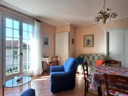 卡尼洛瑞维拉Appartamento Porto 2的客厅配有蓝色椅子和桌子