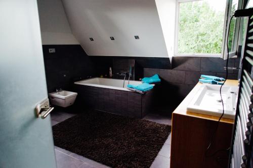 瓦尔内明德Ferienhaus Celeste的带浴缸和盥洗盆的浴室