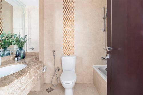 迪拜Frank Porter - Siraj Tower的浴室配有卫生间、盥洗盆和浴缸。